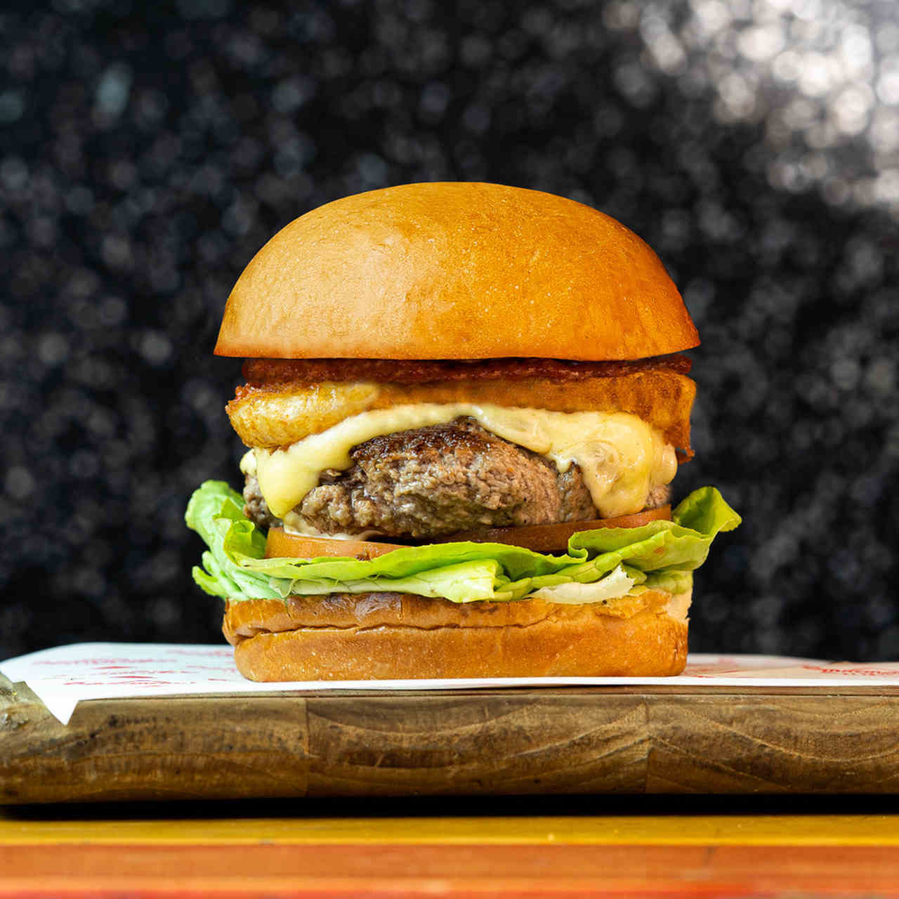 Onion Burger tem queijo, BBQ de bacon, anel de cebola empanada, pão clássico e hambúrguer de primeira