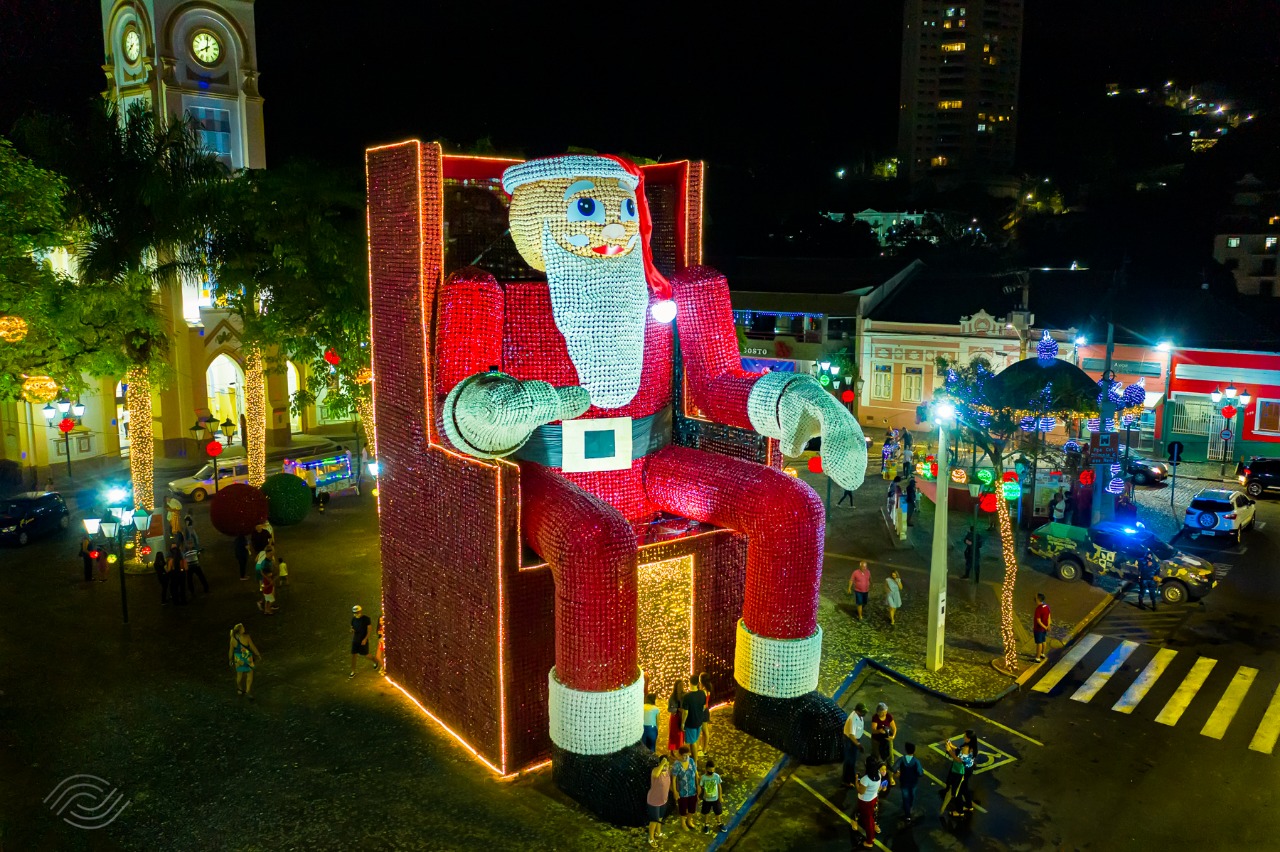 Socorro faz o maior Papai Noel do sudeste feito com garrafas pet