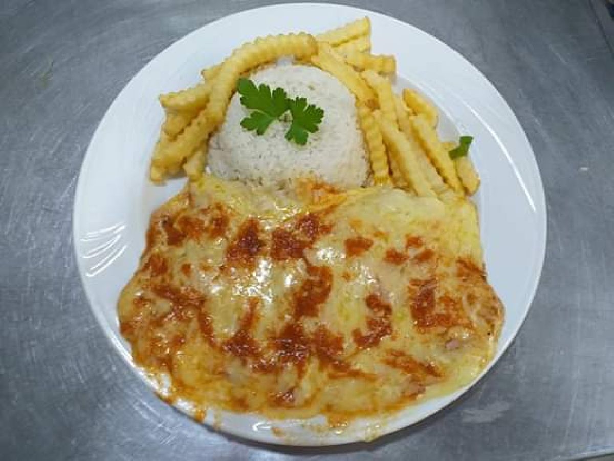 Don Julius tem parmegiana de frango, com arroz e batata frita para o seu domingo