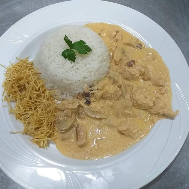 Don Julius tem strogonoff de frango, com arroz e batata palha, nesta