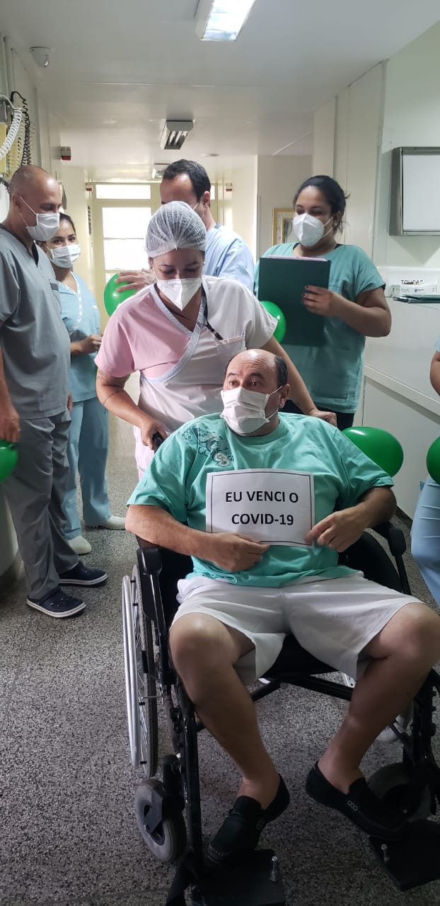 Paciente vence Covid-19 e comemora alta hospitalar, em Itapira