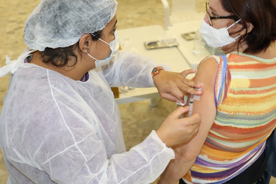 Mais de 700 pessoas foram vacinadas contra a covid-19 em dois dias e campanha continua neste sábado