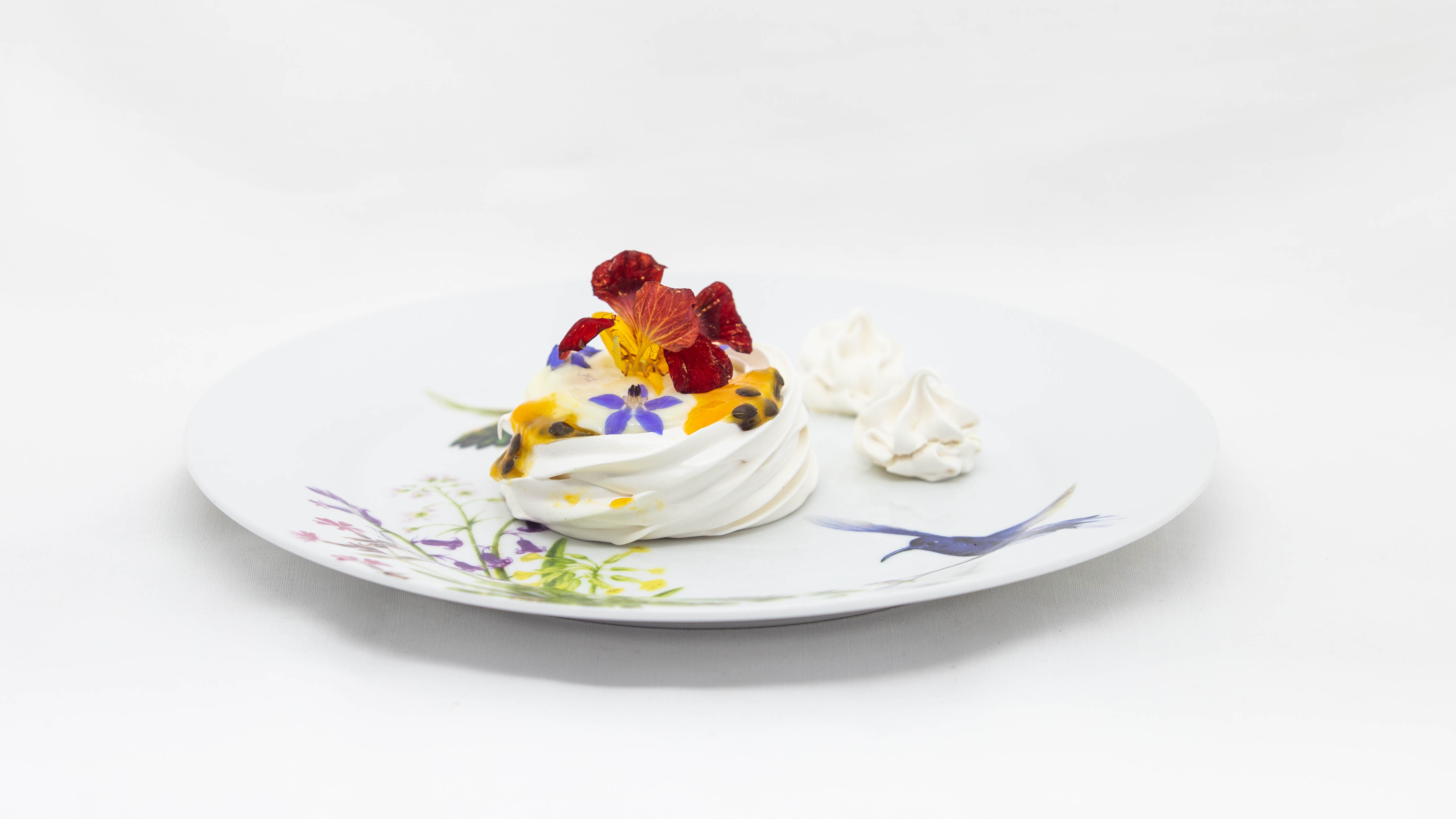 Pavlova de geleia de frutas vermelhas - uma deliciosa sugestão de sobremesa