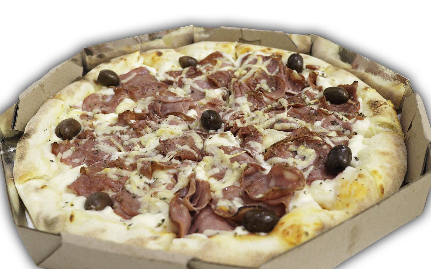 Sábado é de pizzas e esfihas quentinhas, no Delivery do Rei, em Serra Negra