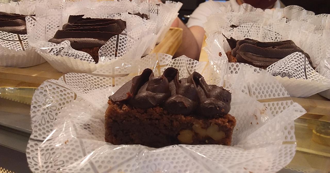 Brownie com massa de chocolate, nozes e cobertura de ganache meio amargo é uma das pedidas do Delícias na Praça