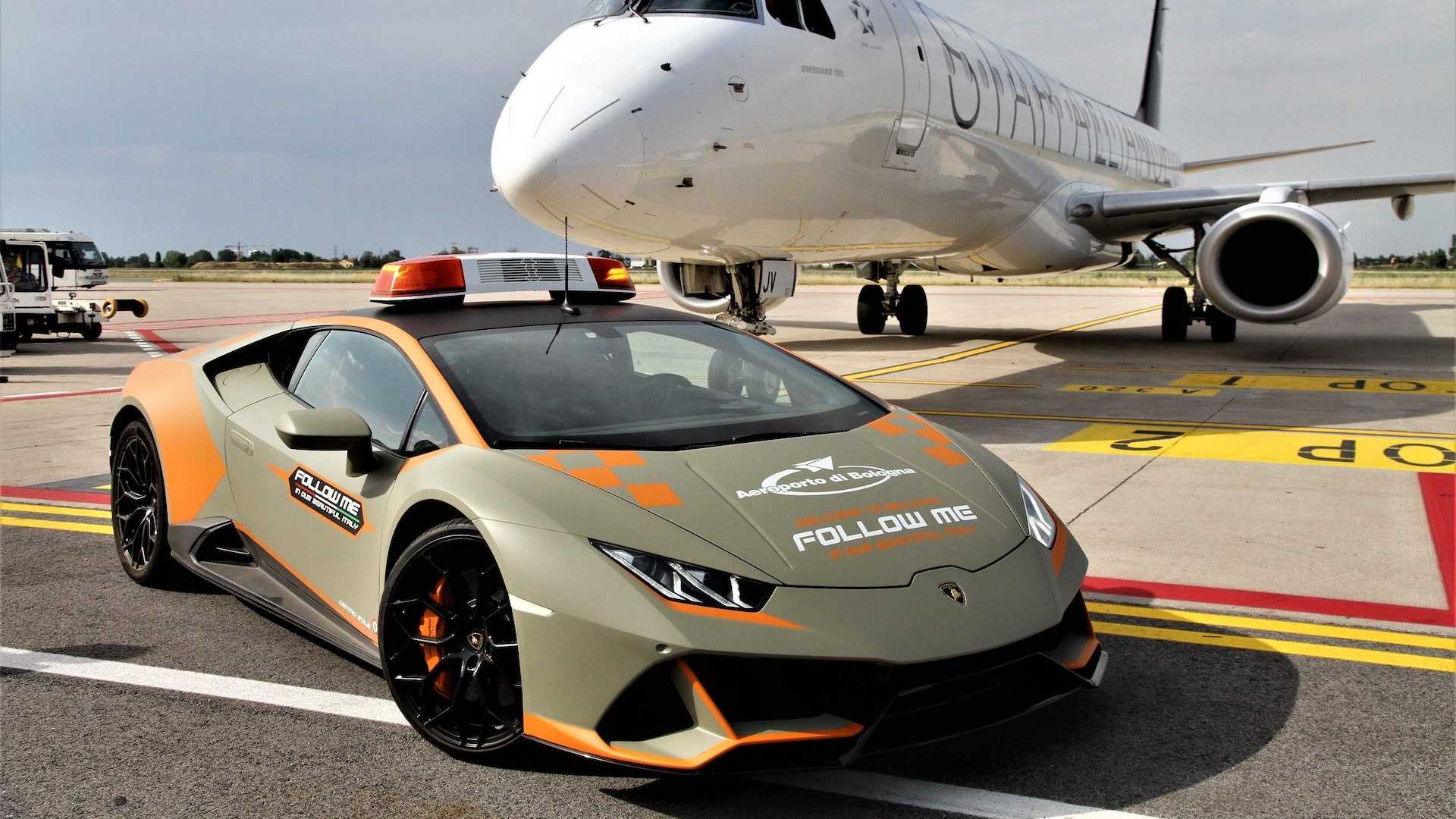 Miltitec 1 mostra nova Lamborghini do Aeroporto de Bolonha
