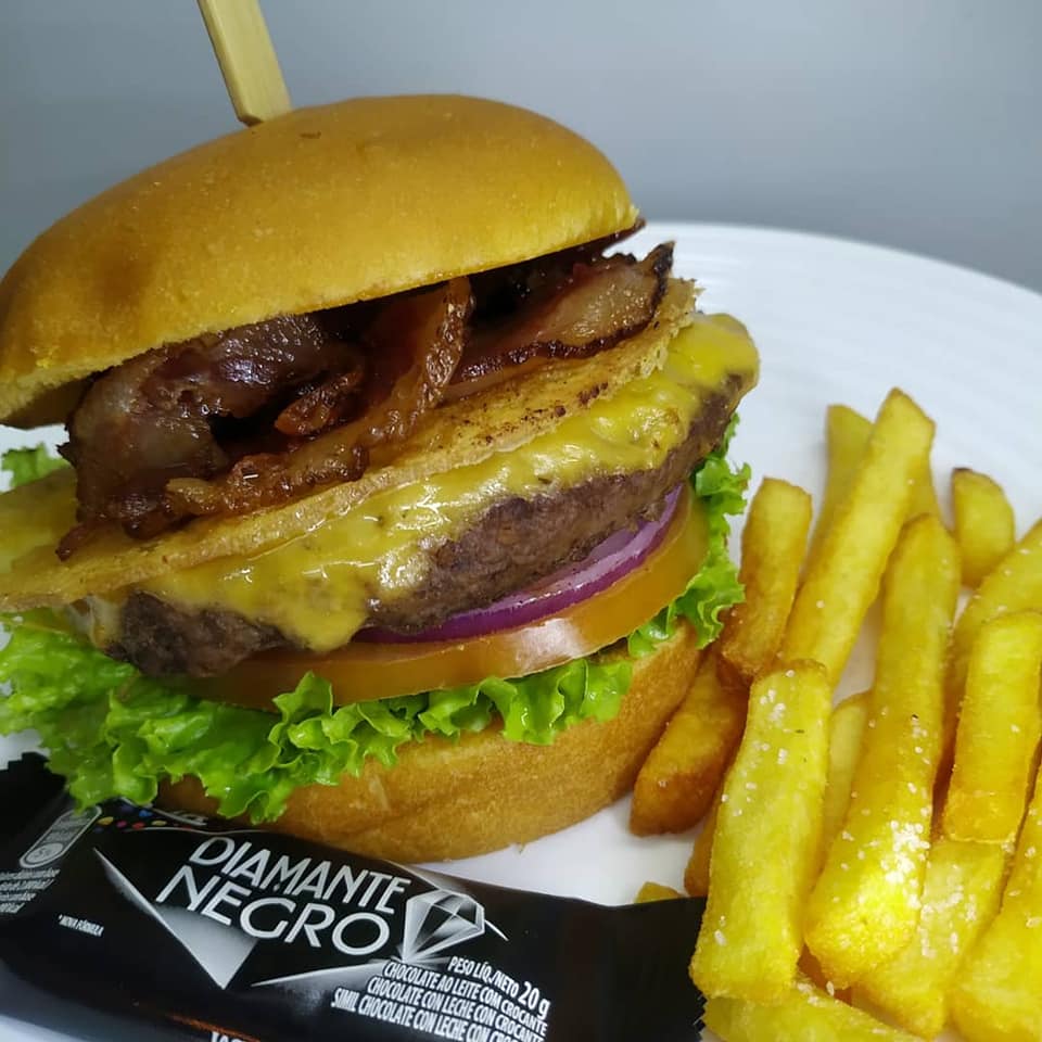 Burger Mania tem lanches gourmets com 100% carne, para o sábado