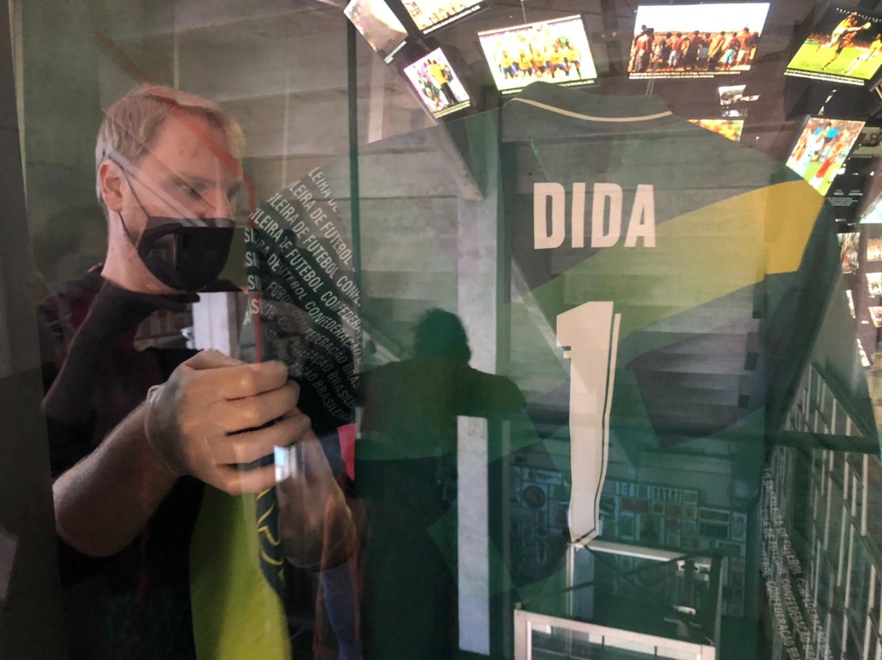 Sai Pelé, entra Dida: camisa do goleiro ficará exposta no Museu do Futebol enquanto a 10 usada na Copa de 70 vai para 