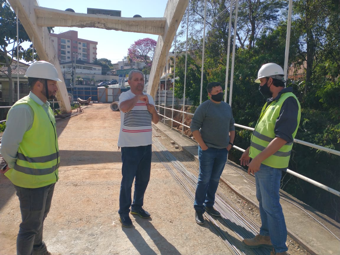Luciano Lopes vistoria obras de pontes em Lindoia