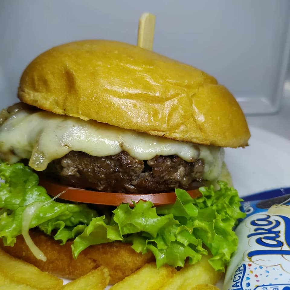Sábado é dia de hambúrguer artesanal 100% carne, na Burger Mania