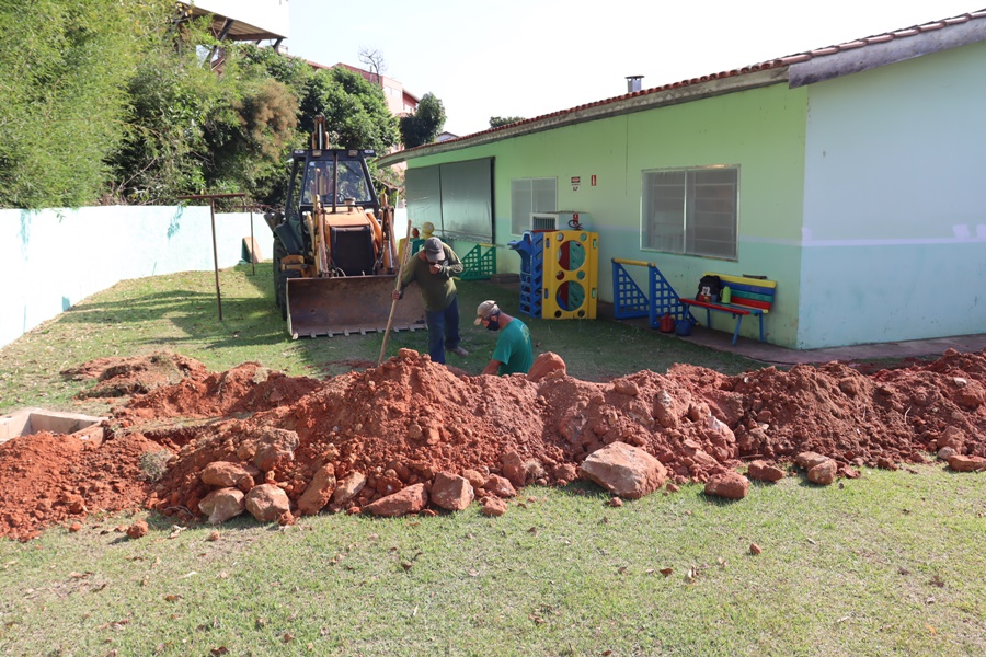 Servidores instalam drenos sob área da EMEB Albino Brunhara