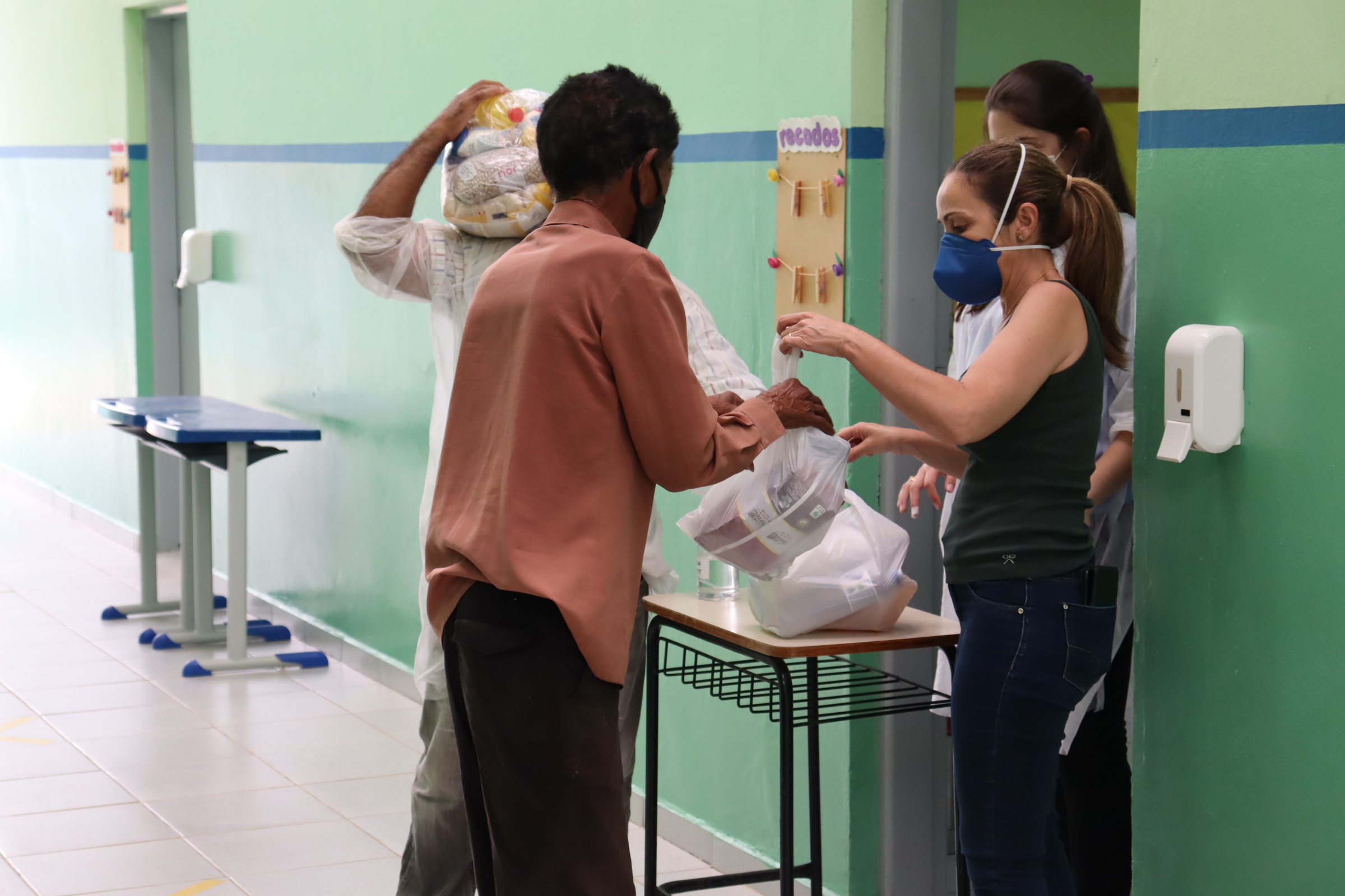 Fundo Social distribui 353 cestas de alimentos e kits de higiene