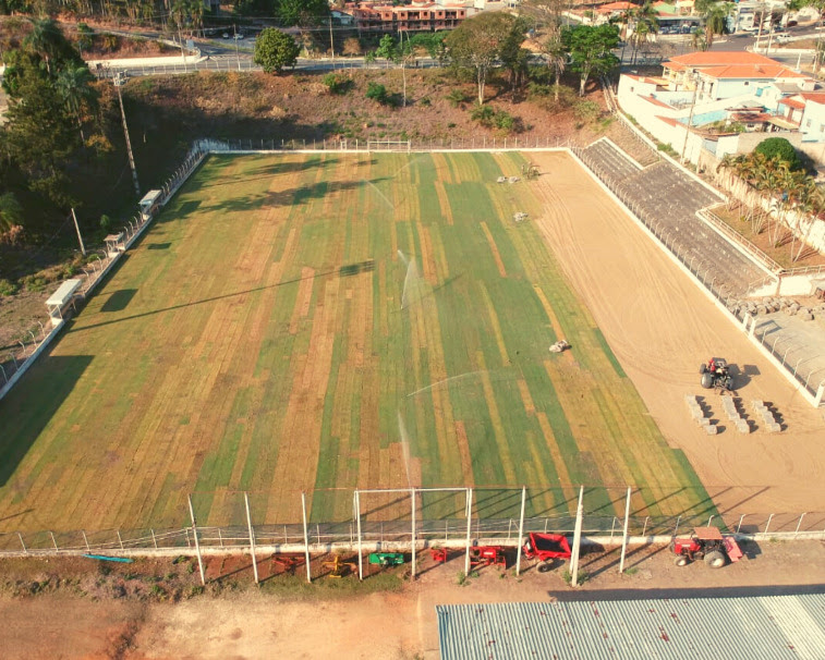 Campanelli finaliza troca do gramado do Estádio Municipal de Lindóia