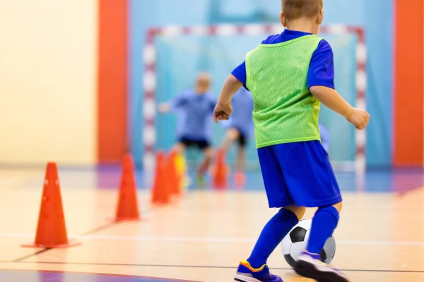 Itapira abre inscrições para aulas de futsal e vôlei para crianças e adolescentes