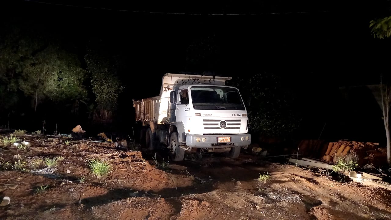 Autoridades policiais recuperam caminhão furtado em Campinas, no Colina dos Ypês