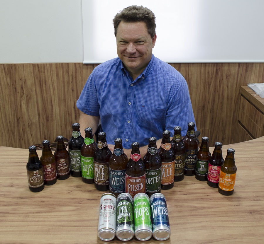 Após se encantar com cervejas especiais, físico americano trouxe para o Brasil a primeira micro cervejaria do país