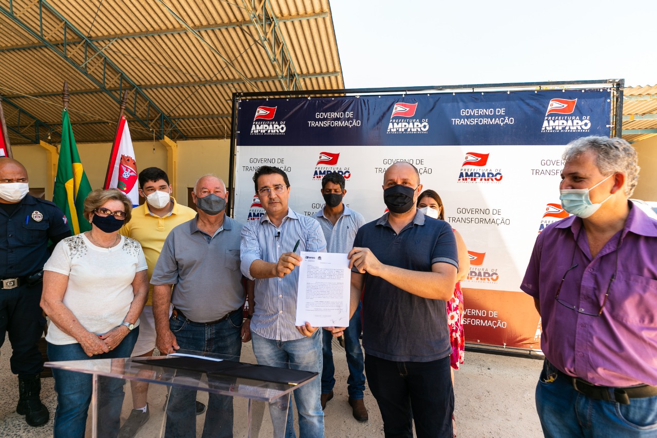 Carlos Alberto assina contrato para a primeira etapa do asfaltamento da estrada da Boa Vereda
