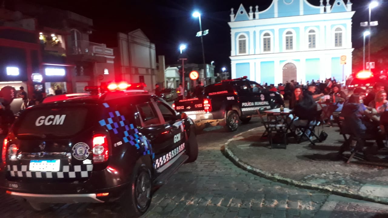 Operação abordou pessoas, fiscalizou estabelecimento e recolheu veículos irregulares nas ruas de Amparo