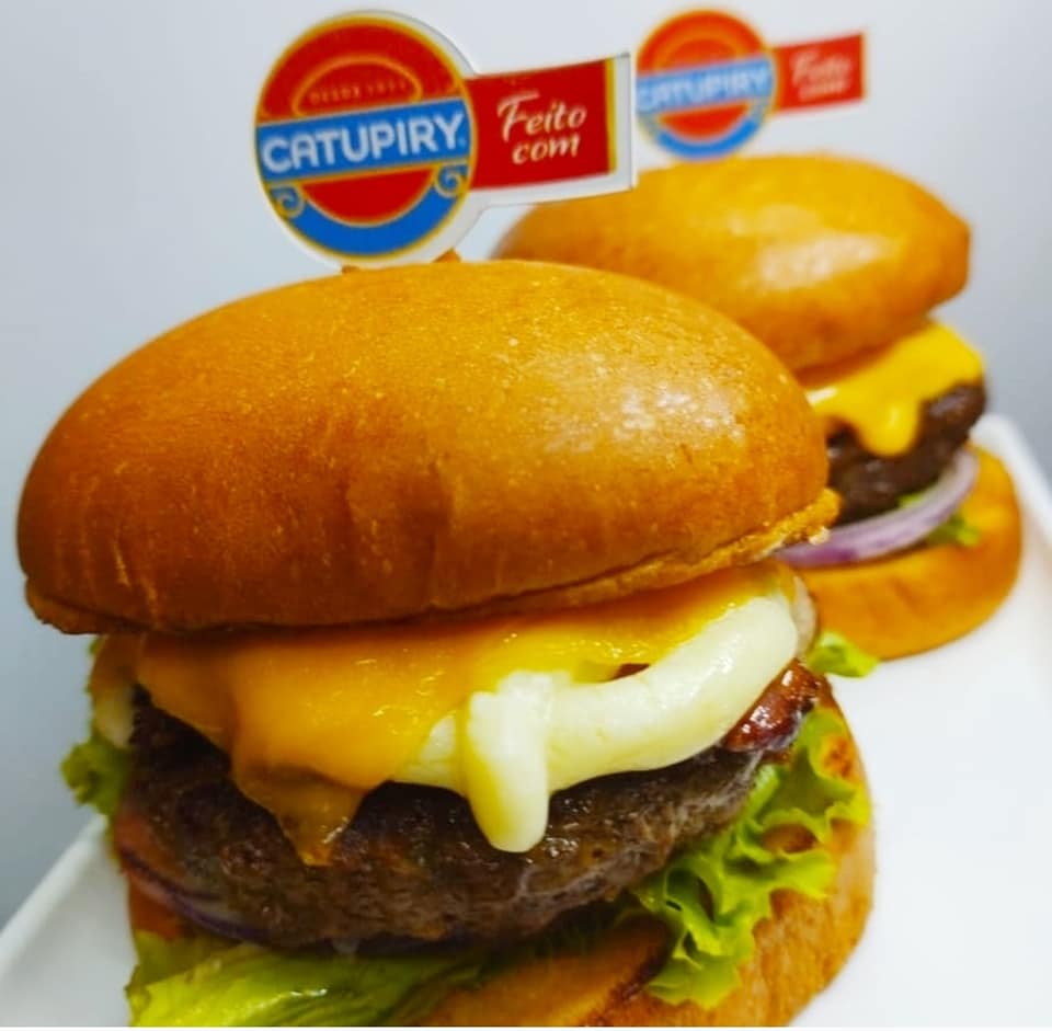 Burger Mania tem sexta-feira de lanches com hambúrguer 100% carne