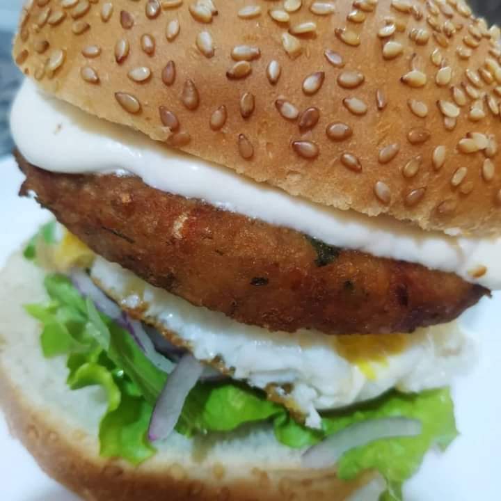 Linha vegetariana da Burger Mania tem hambúrgueres de grão de bico, brócolis, berinjela e muito mais