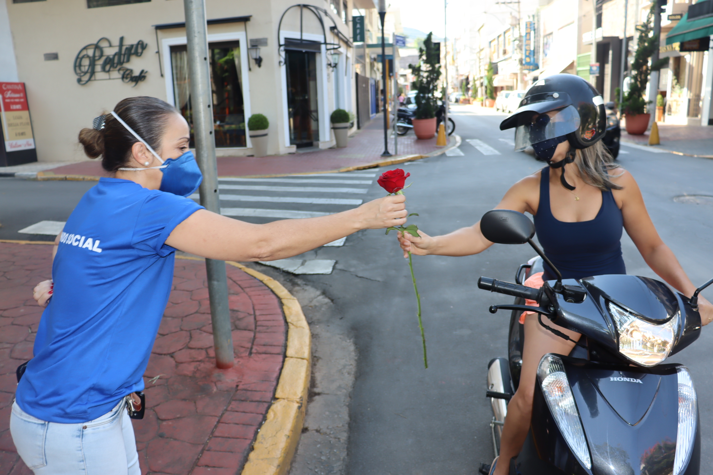 Dia Internacional da Mulher é celebrado com distribuição de rosas, em Serra Negra