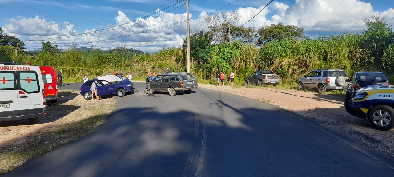 Colisão com dois carros na estrada do Bairro da Serra