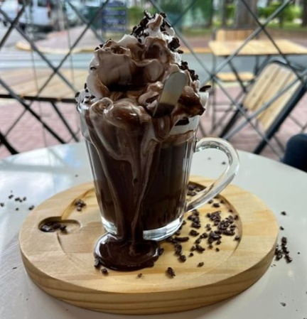 Chocolate Quente do Pedro Café e Delícias da Praça é mais do saboroso para sua tarde