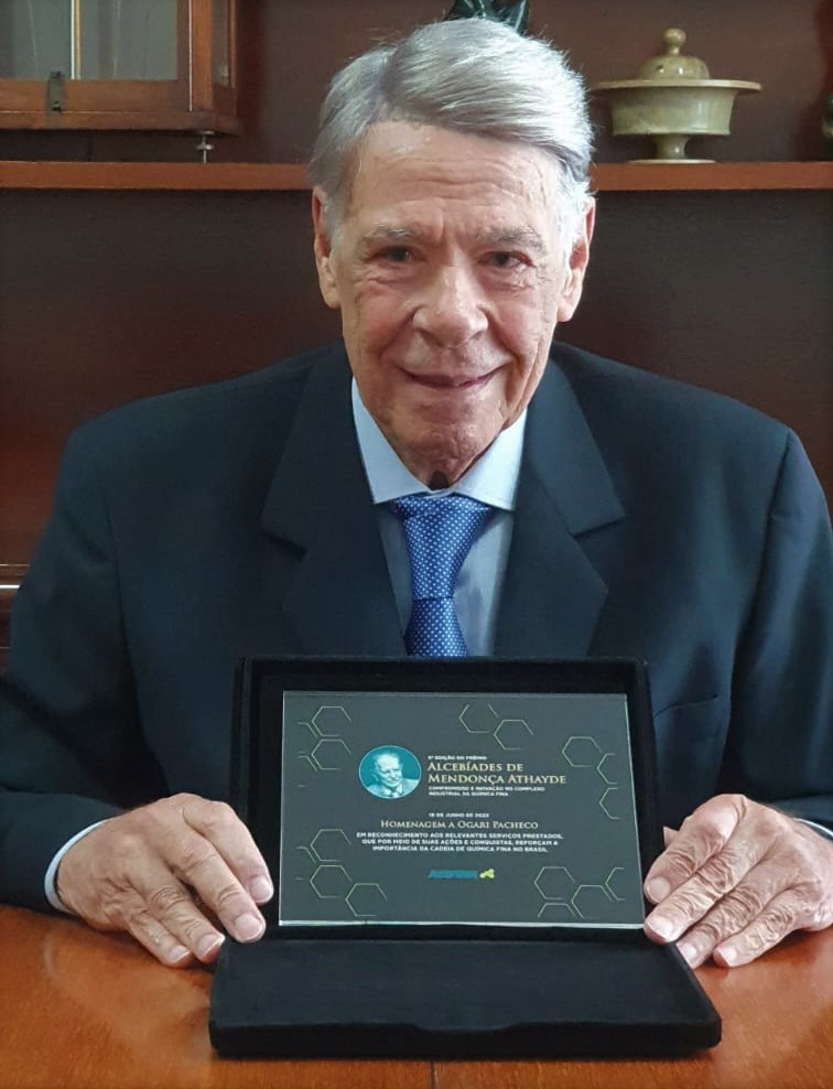 Dr. Ogari Pacheco é homenageado pela ABIFINA com o Prêmio Alcebíades de Mendonça Athayde