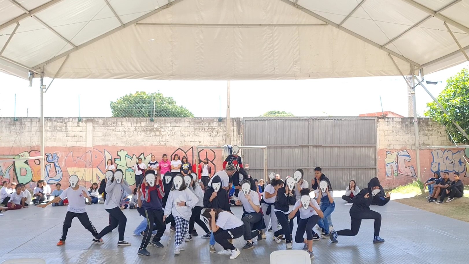 Musical reúne 110 crianças e adolescentes do Grupo Primavera no palco do Teatro Castro Mendes