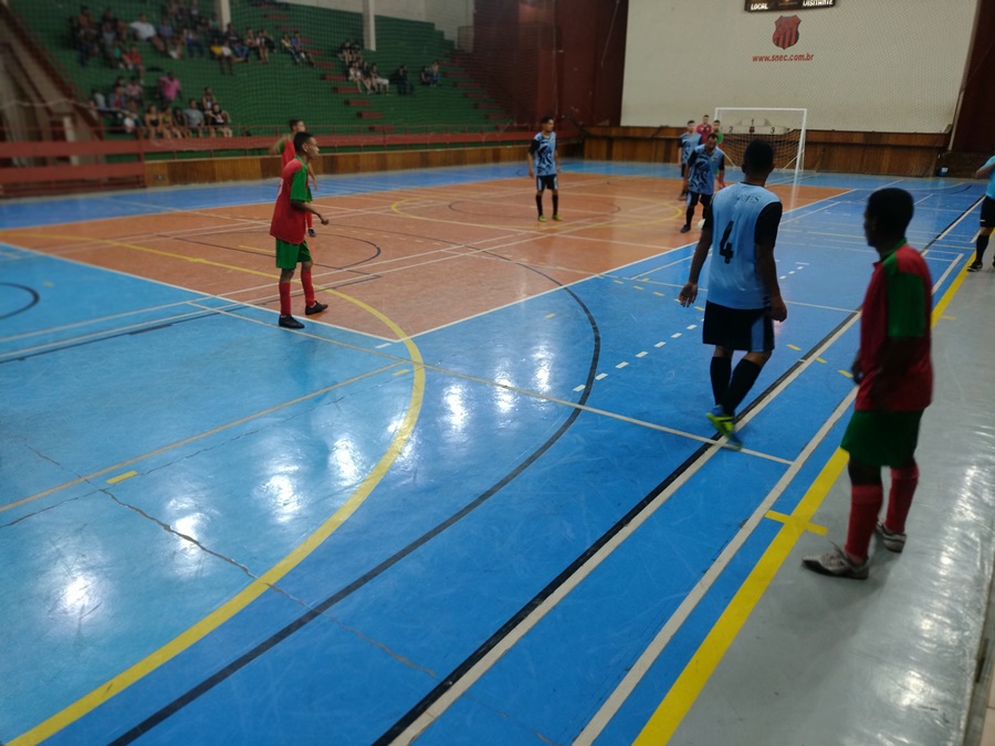 Máfia e Legendários lideram seus grupos no Municipal de Futsal