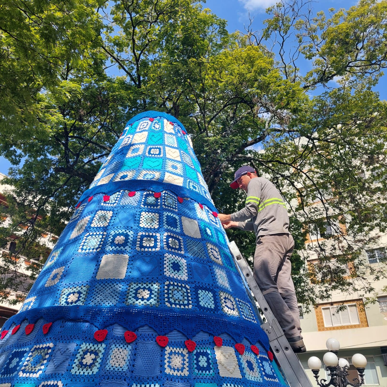 Árvore de crochê e tricô de 7 metros de altura do Quadradinhos de Amor em parceria com o Fundo Social já está pronta   