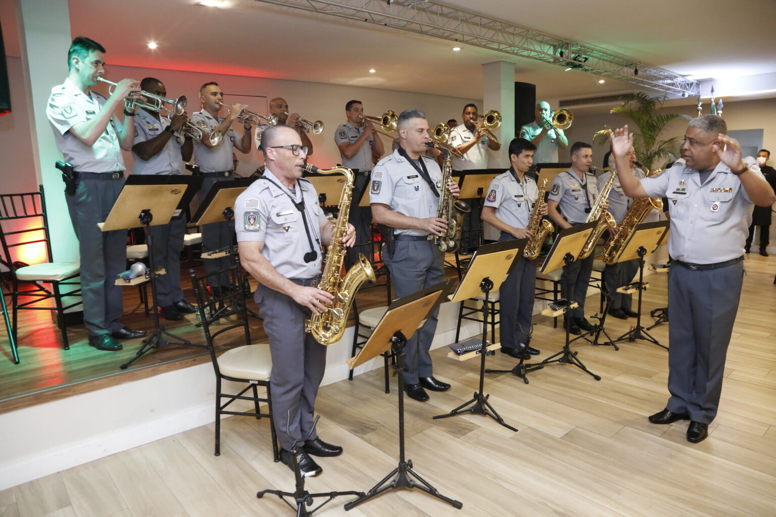 Jazz Band da Polícia Militar toca no Luzes na Serra
