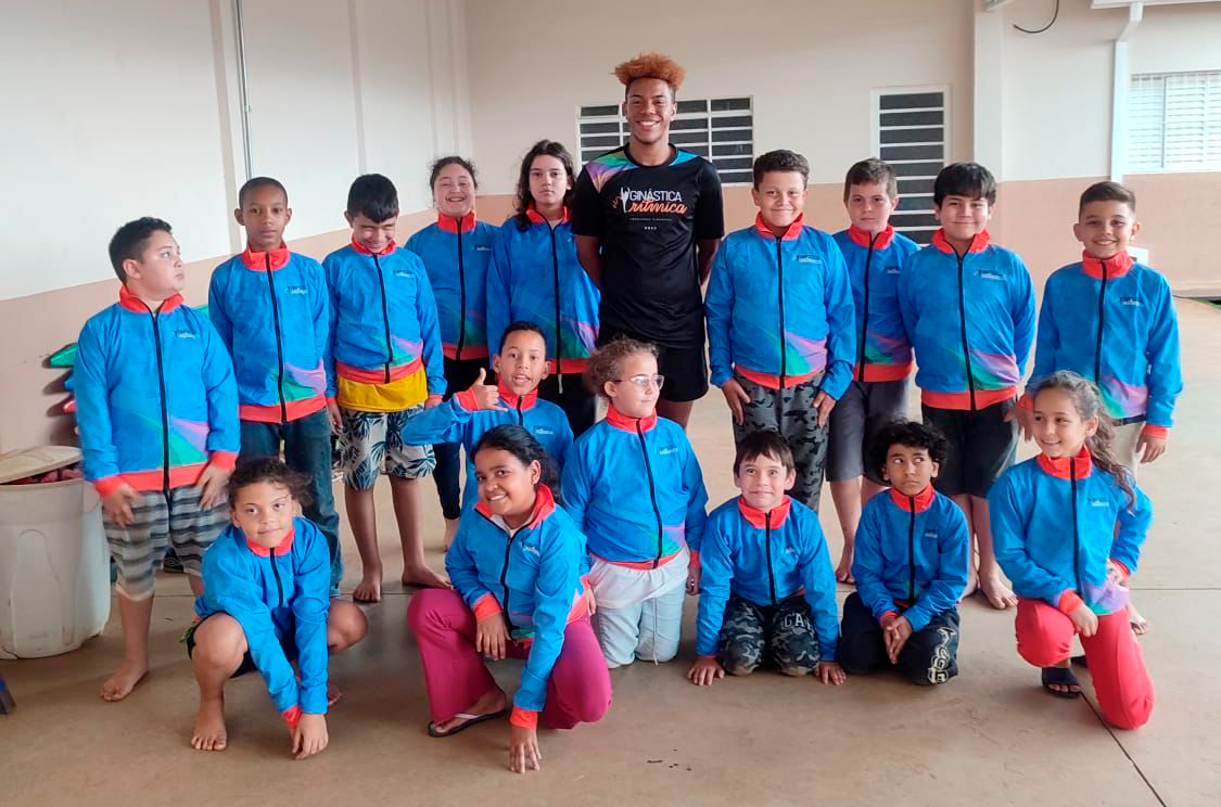 Crianças da creche São Cristóvão recebem uniformes para aulas gratuitas de ginástica rítmica