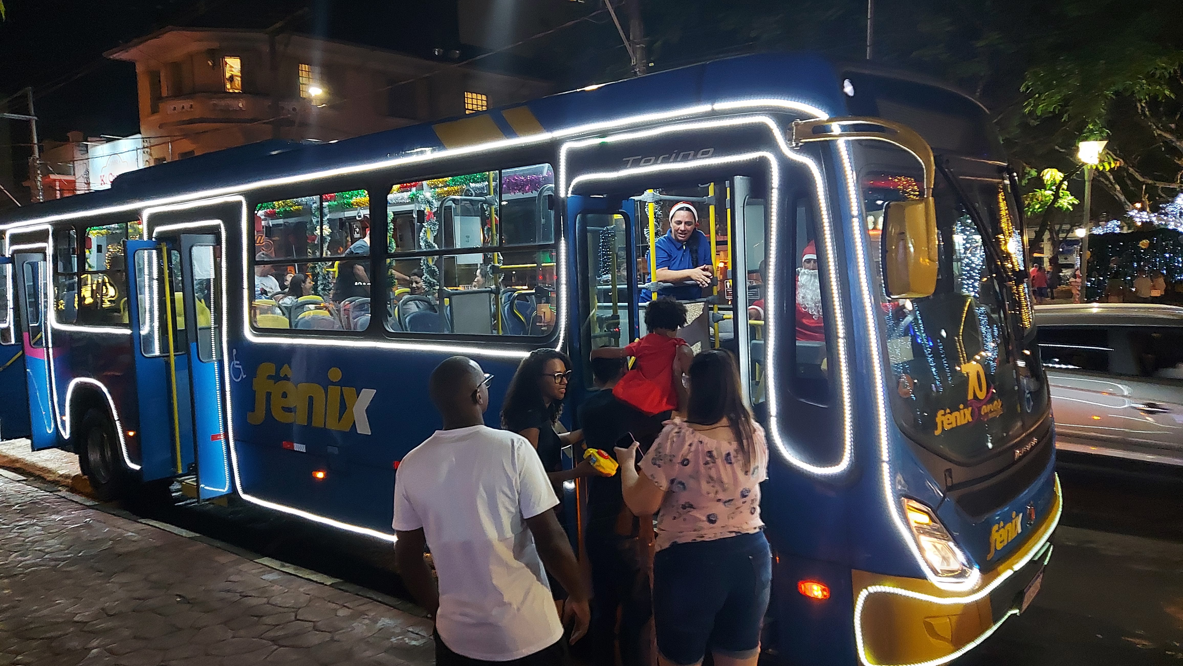 Empresa de ônibus oferece passeios aos pontos iluminados da cidade logo depois da Paradas de Natal, de graça