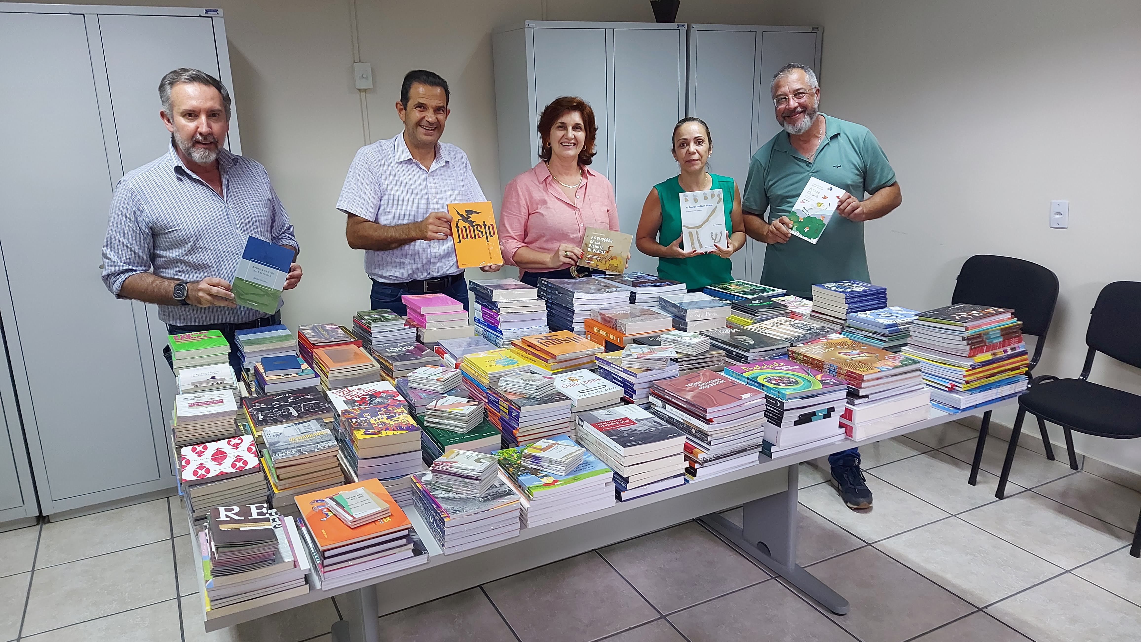 Prefeitura de Serra Negra recebe 760 livros do SESI