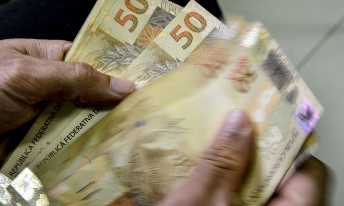 Salário mínimo de R$ 1.320 começa a valer hoje 