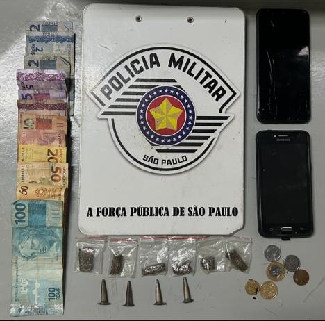 PM apresenta dois com drogas e dinheiro na Delegacia de Serra Negra