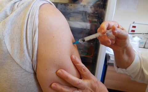 Holambra e Jaguariúna iniciam vacinação de moradores a partir de 60 anos com reforço bivalente contra a Covid-19