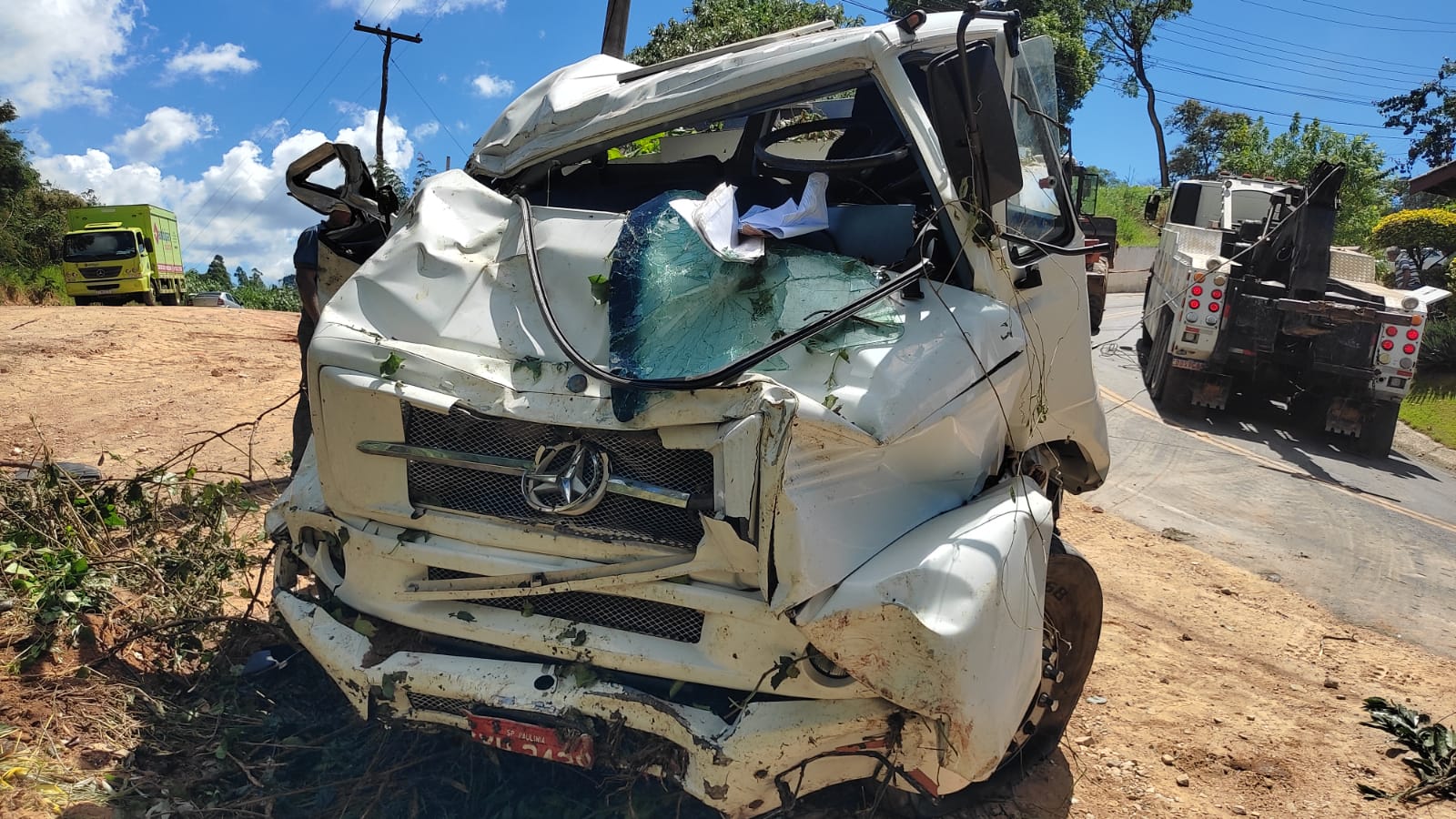 Caminhão cai em ribanceira na Zona Rural de Serra Negra