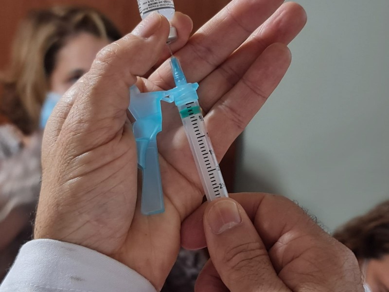 Vacinação bivalente da covid-19 para pessoas de 12 a 59 anos com comorbidades é iniciada em Serra Negra