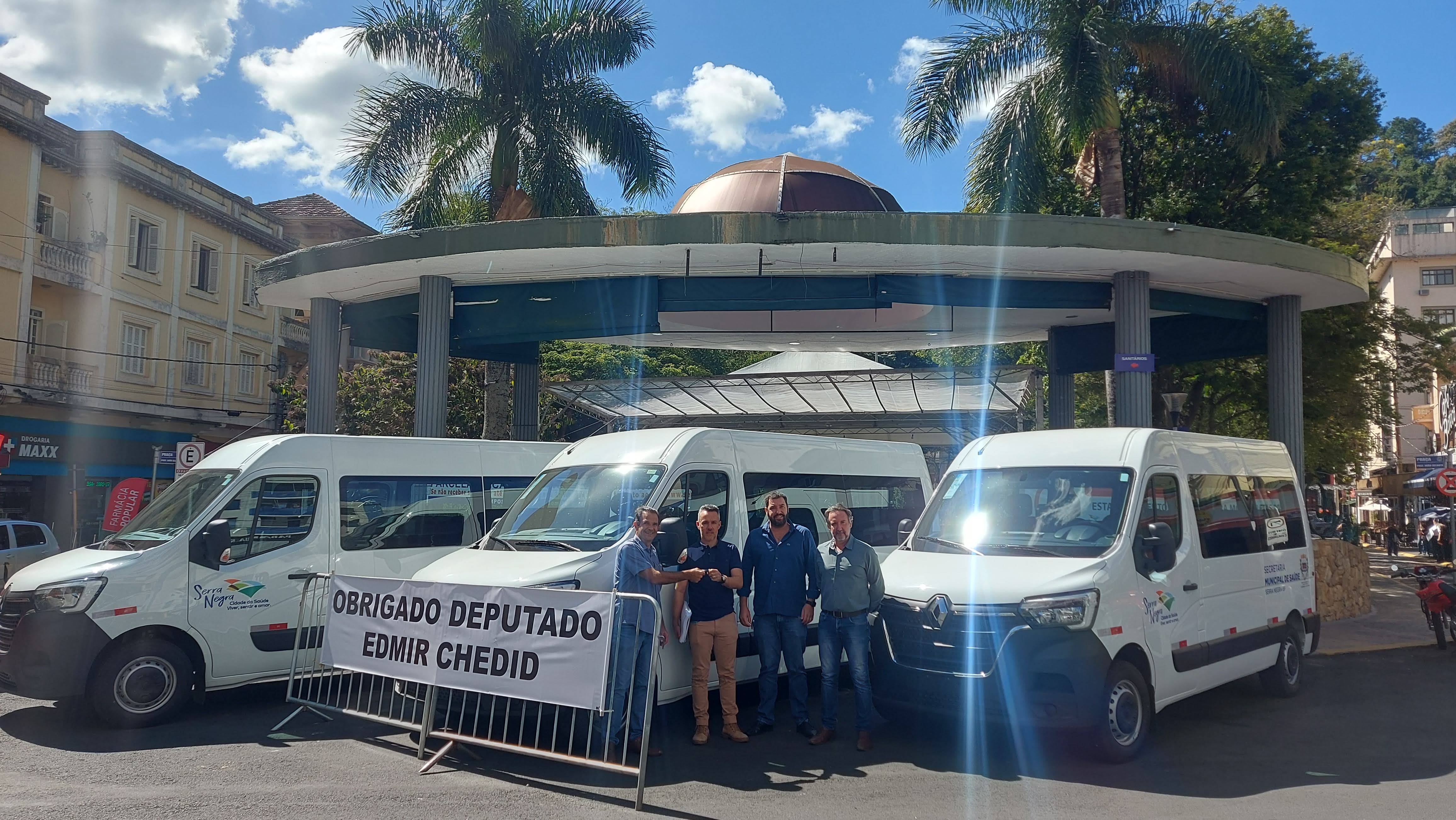 Serra Negra conta com mais três vans 0 km para o transporte de pacientes