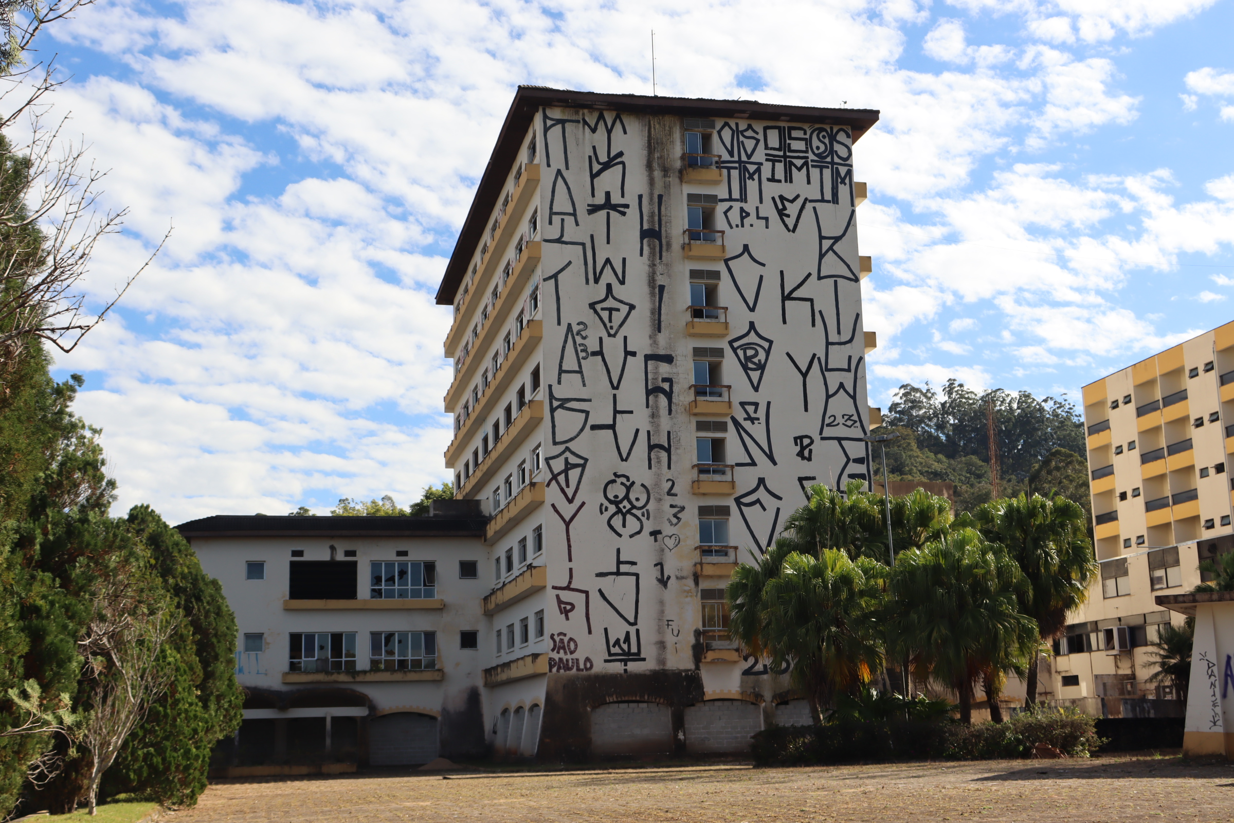 Polícia indicia suspeitos de pichar paredes do Grande Hotel Serra Negra            