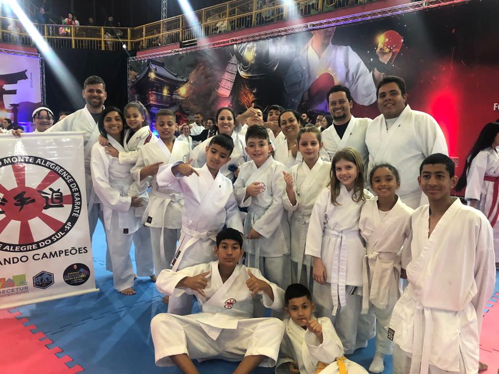 Karatecas de Monte Alegre do Sul conquistam 12 medalhas em São Paulo