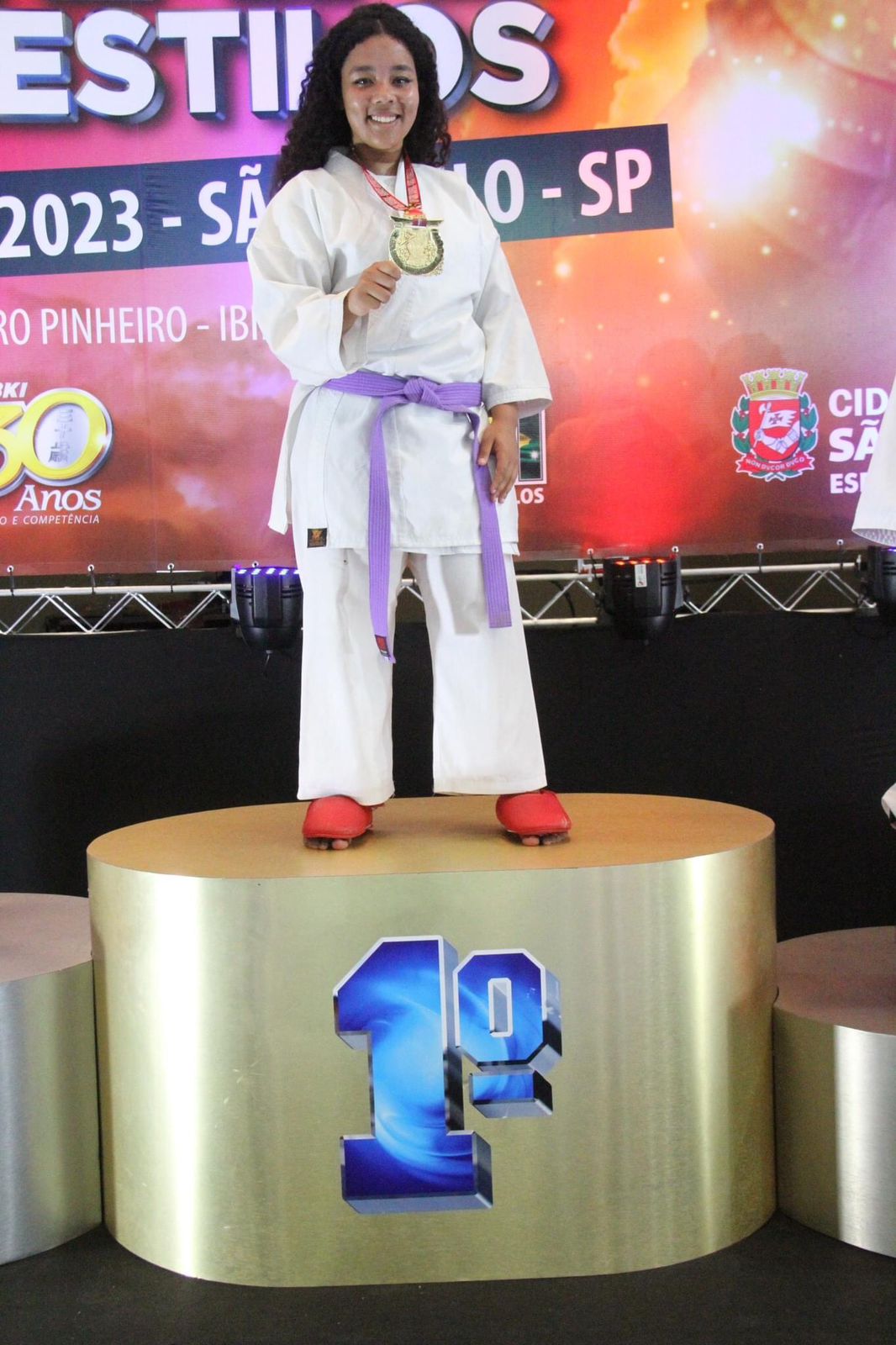 Isabely Manuel sobe no pódio na Copa Samurai de Karatê