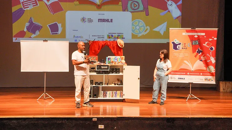 Cine Baú vai doar livros, filmes e estrutura com sistema de som e projeção para escola de Jaguariúna
