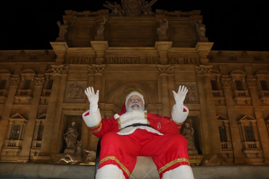 Papai Noel também está na Fontana Di Trevi