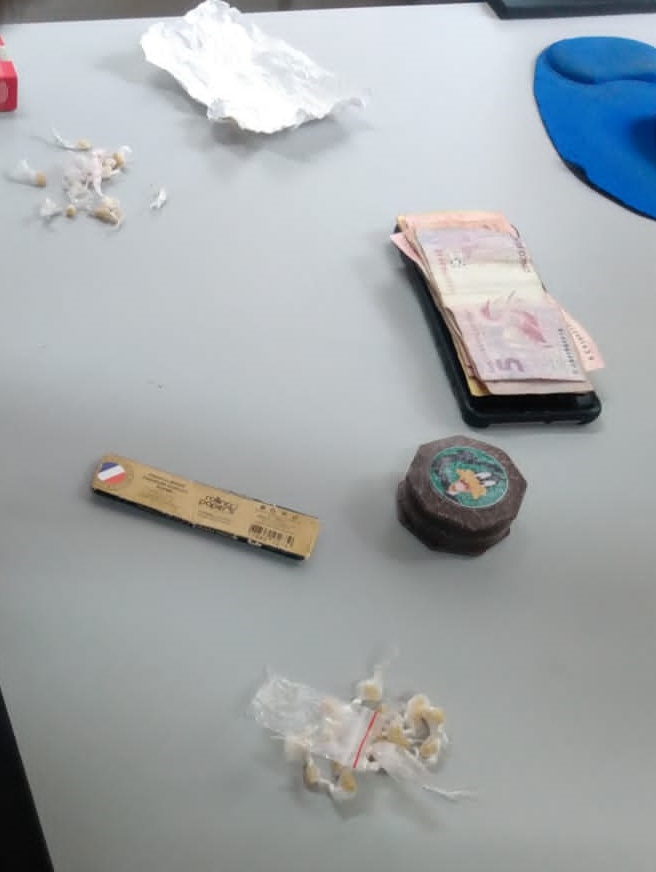 PM de Amparo detém casal por tráfico de drogas