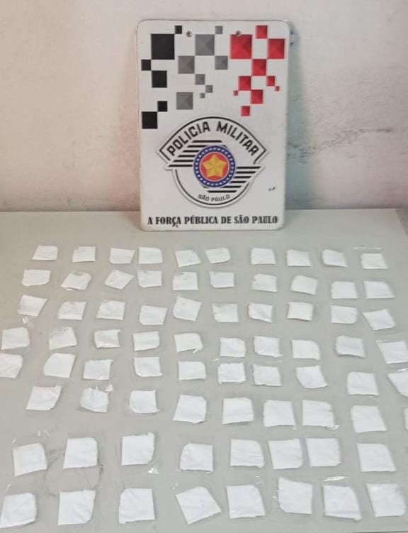PM apreende menor com 77 papelotes de cocaína em Amparo