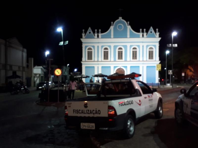 Cidade Segura orientou estabelecimentos e flagrou tráfico, porte de drogas e violência doméstica, na noite do sábado