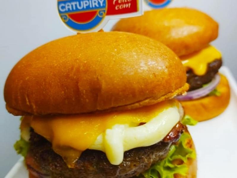 Burger Mania tem sexta-feira de lanches com hambúrguer 100% carne